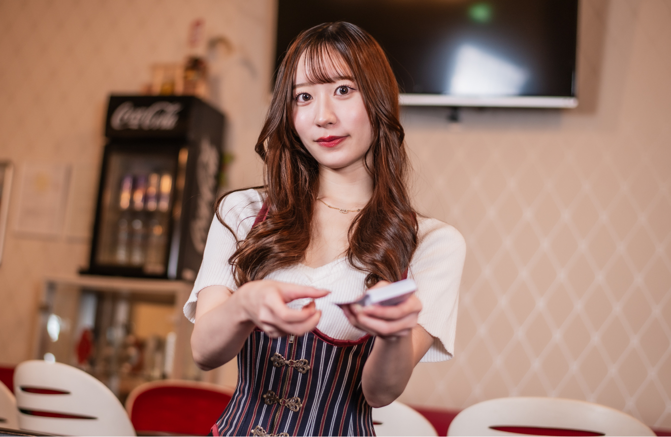 カードを配るイケブクロギルドのディーラー