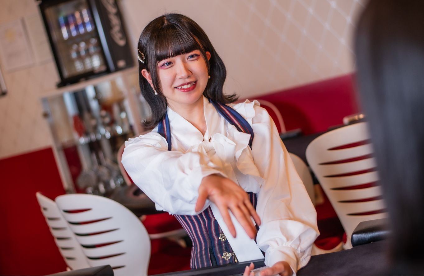 テーブルで接客するイケブクロギルドのディーラー